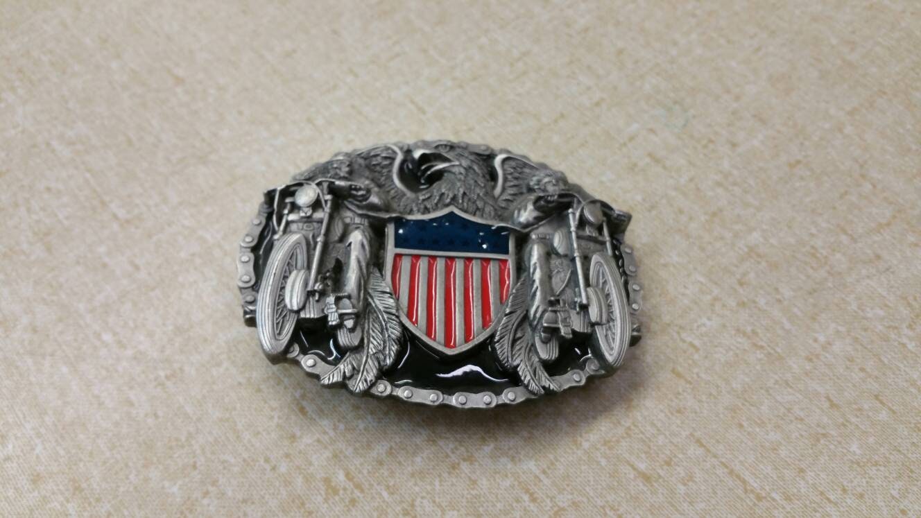 Motorradfahrer, American Eagle Mit Usa-Flagge, Zinn Siskiyou Souvenir Gürtelschnalle 1983 Hergestellt in Ashland, Oder Roten Und Blauen Farben von EastIdahoCompany