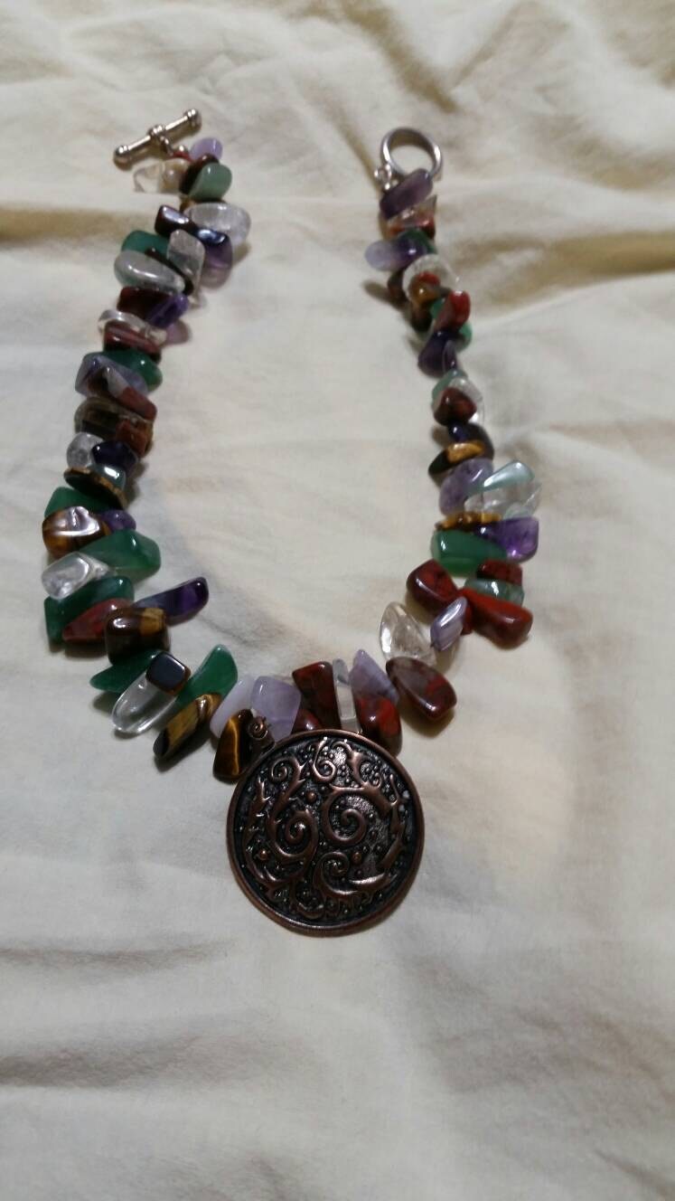 Multi Farbige Polierte Stein Und Messing Anhänger Knebelverschluss 14-Zoll-Halsband Halskette Kostüm Schmuck von EastIdahoCompany