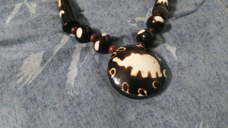 Nachlass Schmuck Große Braune Und Weiße Kunststoffperle Mit Elefant Anhänger Modeschmuck Modeaccessoire von EastIdahoCompany