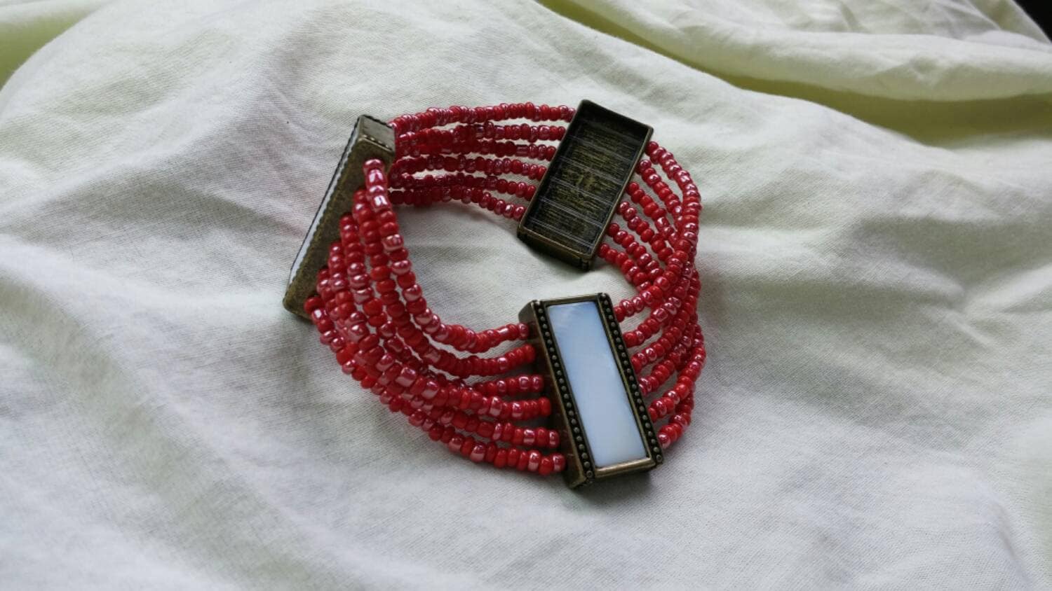 Nachlass Schmuck Knallrot Und Messing Mit Perlmutt Erweiterbar Armband Modeschmuck Mode-Accessoire von EastIdahoCompany