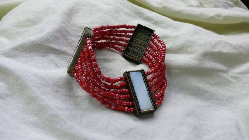 Nachlass Schmuck Knallrot Und Messing Mit Perlmutt Erweiterbar Armband Modeschmuck Mode-Accessoire von EastIdahoCompany