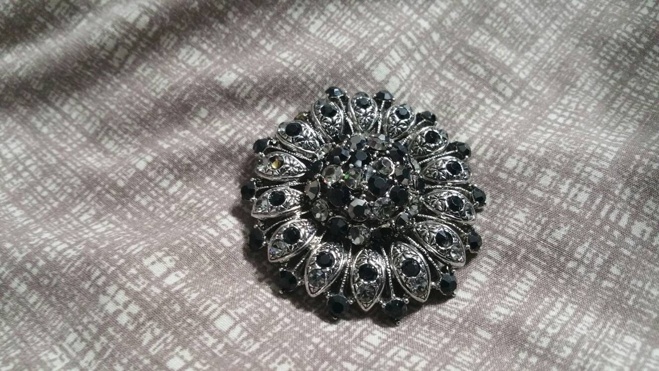 Nachlass Schmuck Rund Edwardian Mourning Stil Silber Getönt Und Schwarze Bead Blume Strukturierte Brosche Oder Pin Modeschmuck Mode-Accessoire von EastIdahoCompany