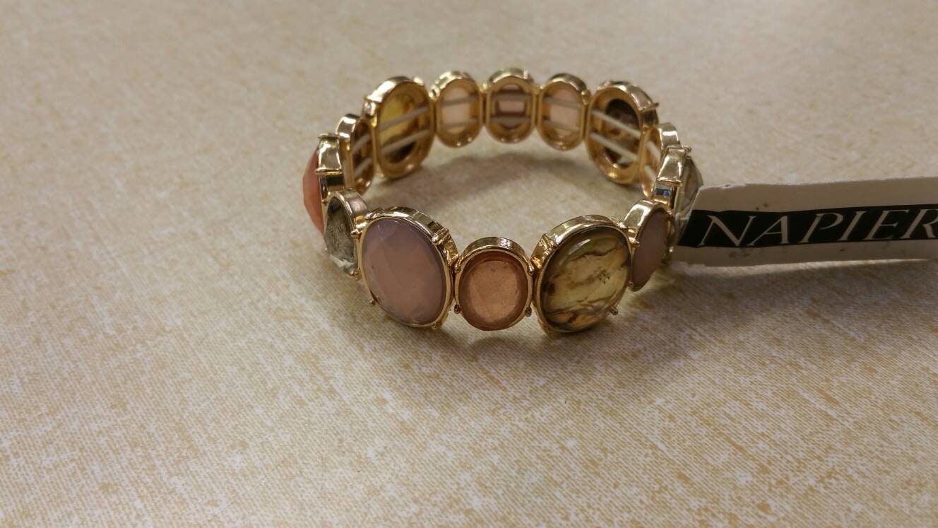 Napier Goldfarbene Lila Und Rosa Kunststoff-Perle Expandable Armband Modeschmuck Mode-Accessoire von EastIdahoCompany