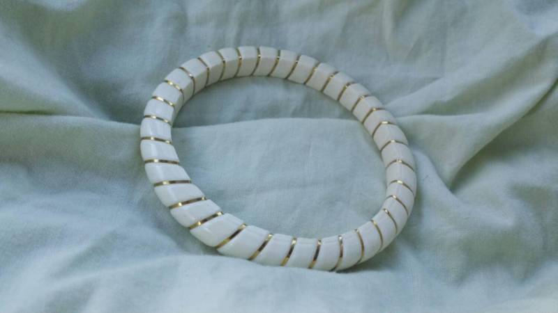 Napier Modeschmuck Off White Quadrat Perlen Und Goldfarbener Armreif von EastIdahoCompany