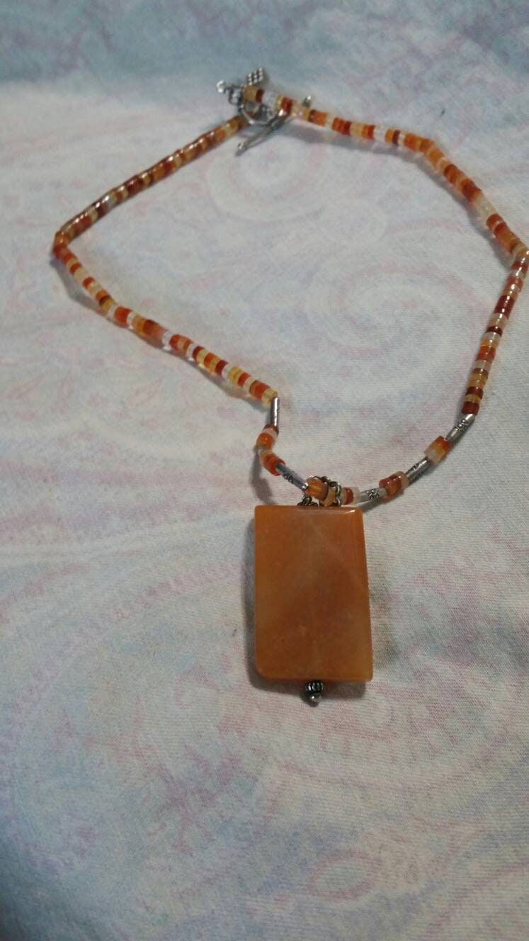 Naturfarbene Boho Stil Flach Braune Glasperle Rechteckig Anhänger 18 Zoll Halskette Modeschmuck Modeaccessoire von EastIdahoCompany