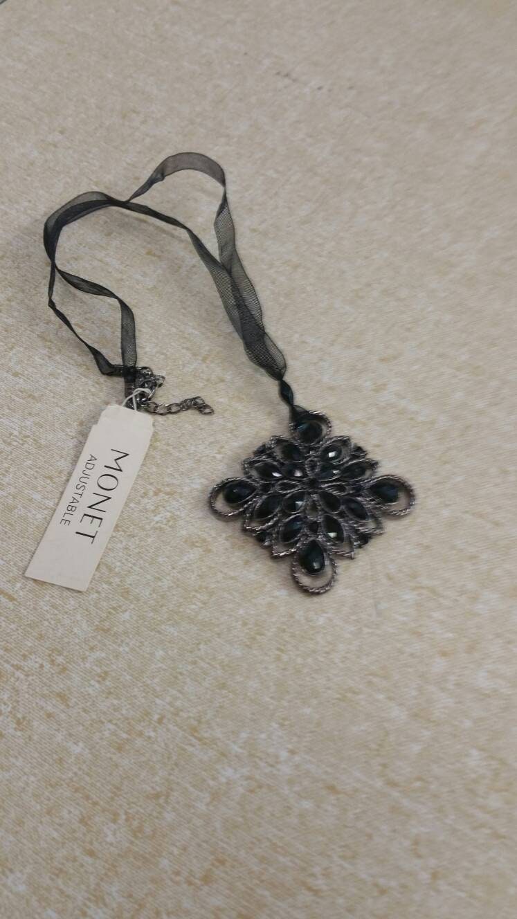 Nie Getragen, Monet Schwarzer Stern Anhänger Halskette Mit 14 Zoll Stoffkette, Modeschmuck, Mode-Accessoire Nie Getragen, Monet Schwarzer Stern Anhänger Halskette Mit 14 Zoll Stoffkette, Modeschmuck, Mode-Accessoire von EastIdahoCompany