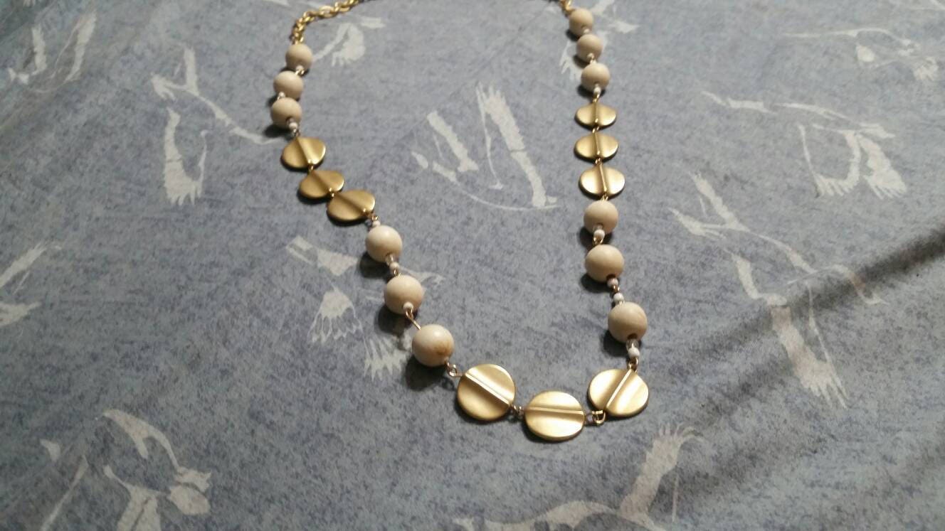 Off White Holz Und Kunststoff Gold Toned Perlen 34-Zoll-Halskette Kostüm Schmuck Mode-Accessoire Hollywood Regency Stil von EastIdahoCompany