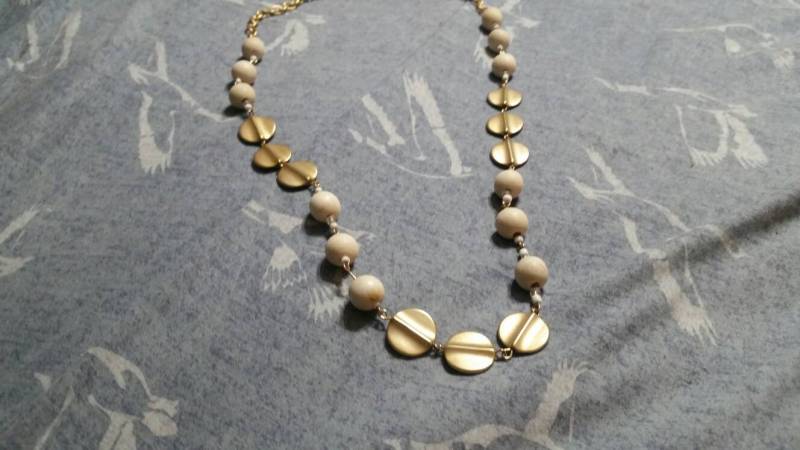 Off White Holz Und Kunststoff Gold Toned Perlen 34-Zoll-Halskette Kostüm Schmuck Mode-Accessoire Hollywood Regency Stil von EastIdahoCompany