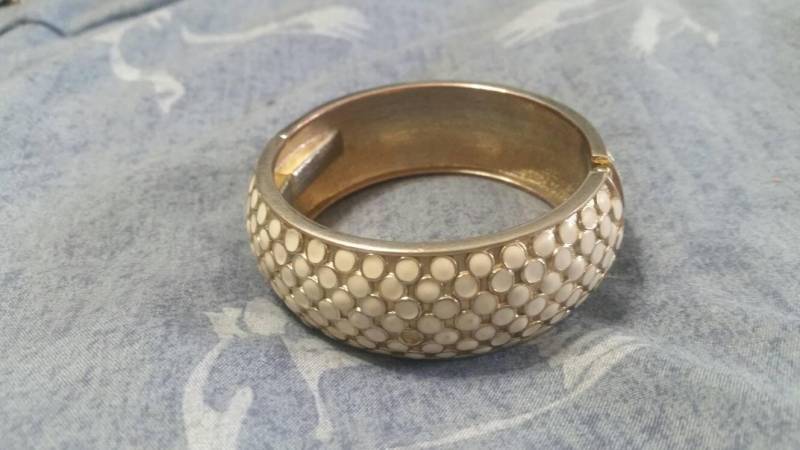 Off White Polka Dot Und Gold Getönten Metall Runde Armreif Armband Modeschmuck Mode Accessoire von EastIdahoCompany