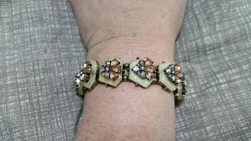 Pfirsich Und Klar Strass Blume Auf Schillernden Lucite Dehnbare Perlen Armband Vintage Modeschmuck Mode Accessoire von EastIdahoCompany