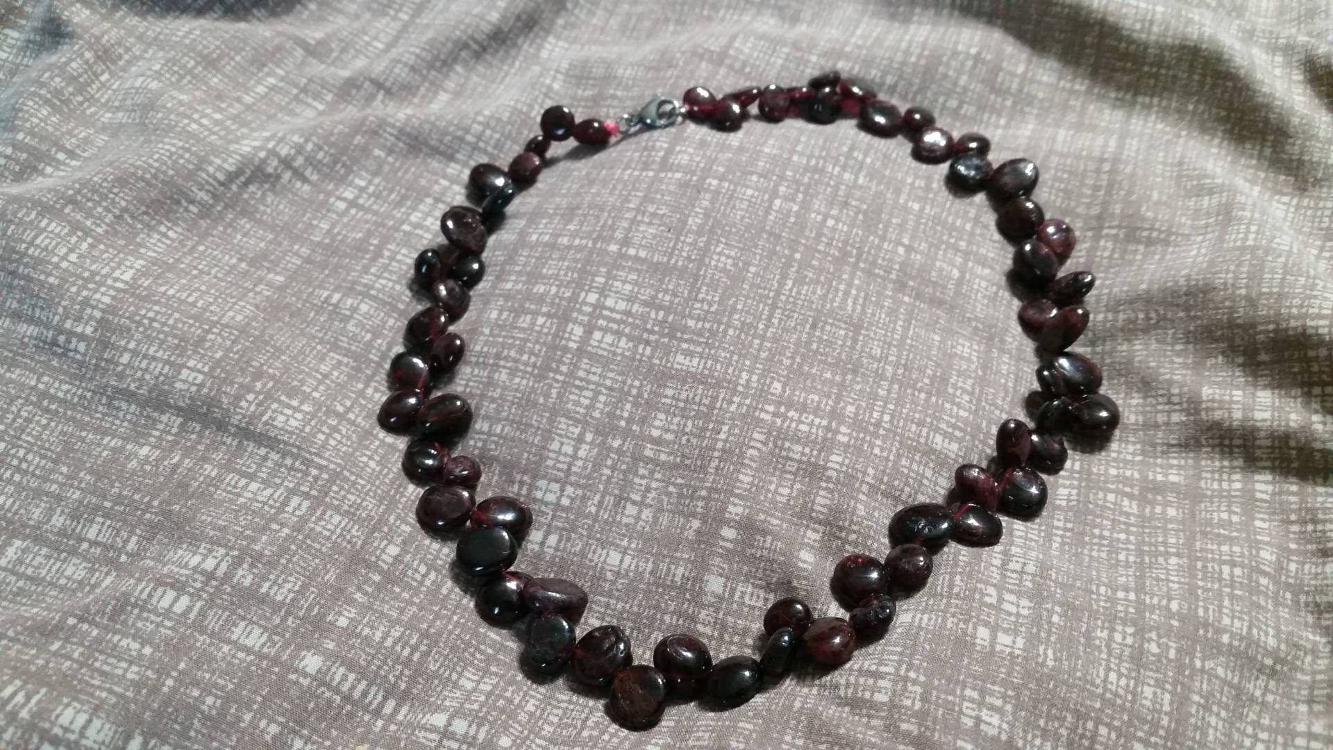 Preiselbeere Glas Runde Flache Perle 17-Zoll-Halskette Modeschmuck Mode-Accessoire Mit Silber Getönten Verschluss von EastIdahoCompany