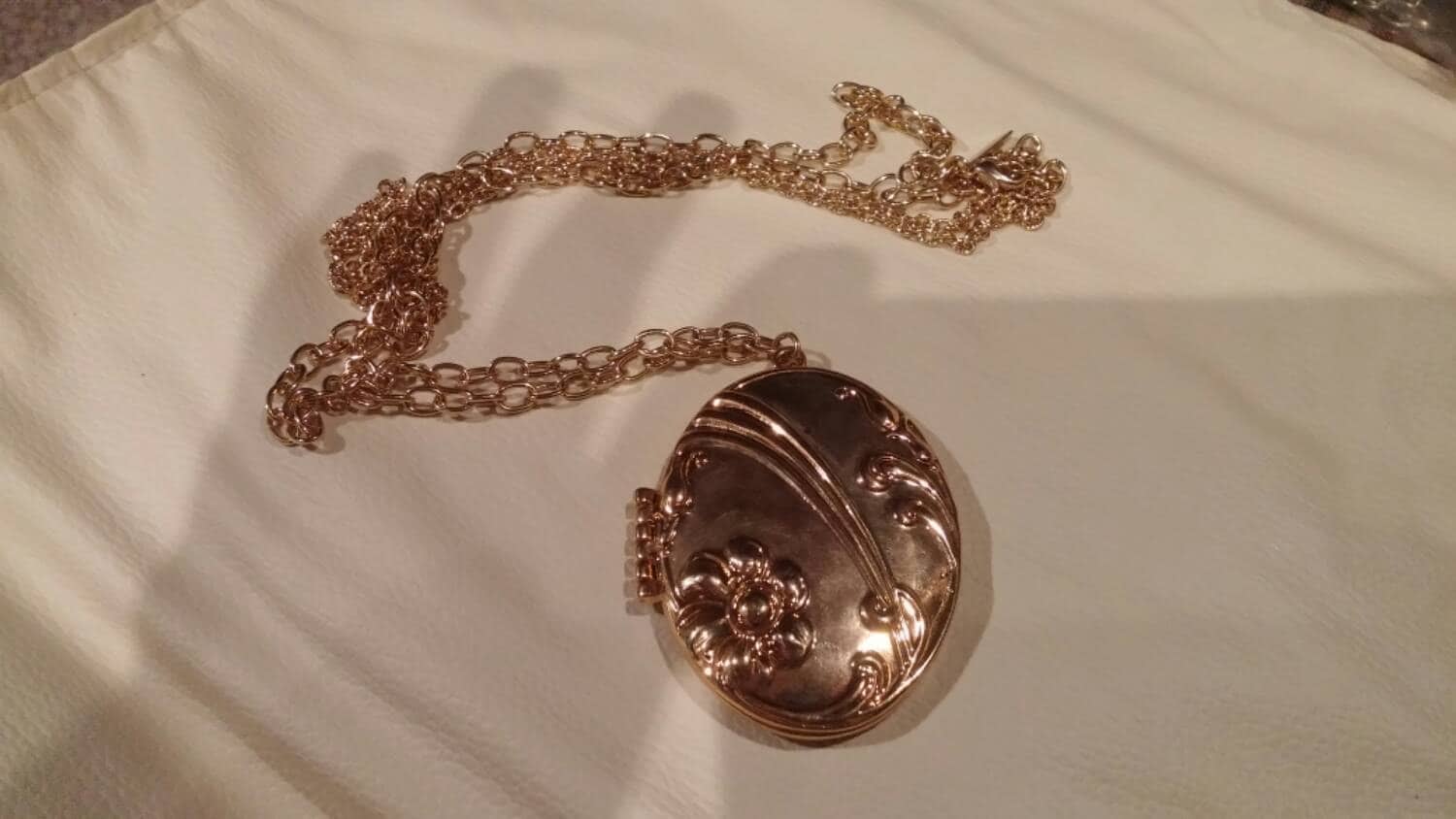 Preiswert Mode Schmuck Gold Toned Dual Kette Oval Charme Medaillon Halskette Modeschmuck Accessoire von EastIdahoCompany