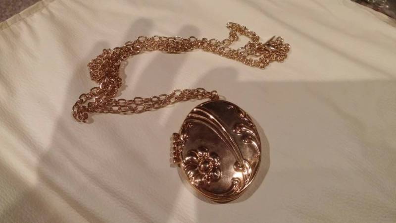 Preiswert Mode Schmuck Gold Toned Dual Kette Oval Charme Medaillon Halskette Modeschmuck Accessoire von EastIdahoCompany