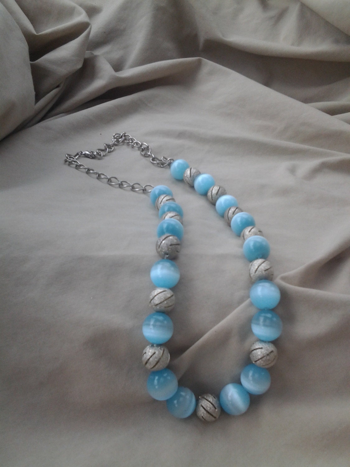 Sammlerstück Bling Aqua Blau Glas Und Metall Perlen 20-Zoll-Halskette von EastIdahoCompany