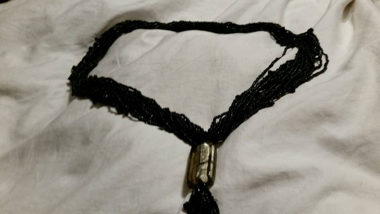 Sammlerstück Bling Multi Strang Schwarze Perle Und Silber Getönte Sperrige Halskette von EastIdahoCompany