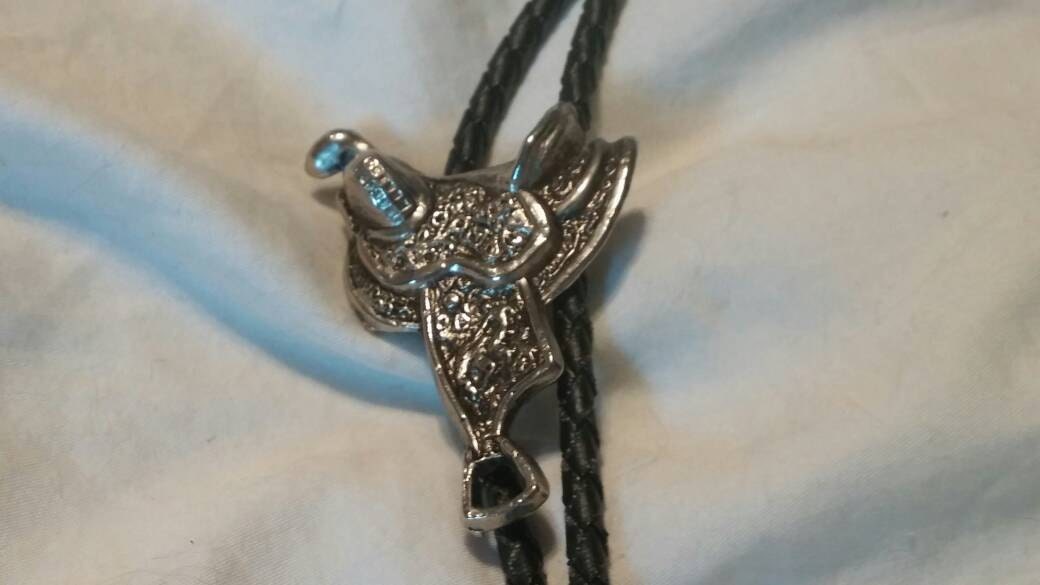 Sammlerstück Bling Strass Und Metall Sattel Bolo Krawatte Oder Halskette Silber Getönt Mit Schwarzem Lederband von EastIdahoCompany