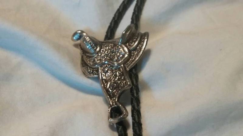 Sammlerstück Bling Strass Und Metall Sattel Bolo Krawatte Oder Halskette Silber Getönt Mit Schwarzem Lederband von EastIdahoCompany