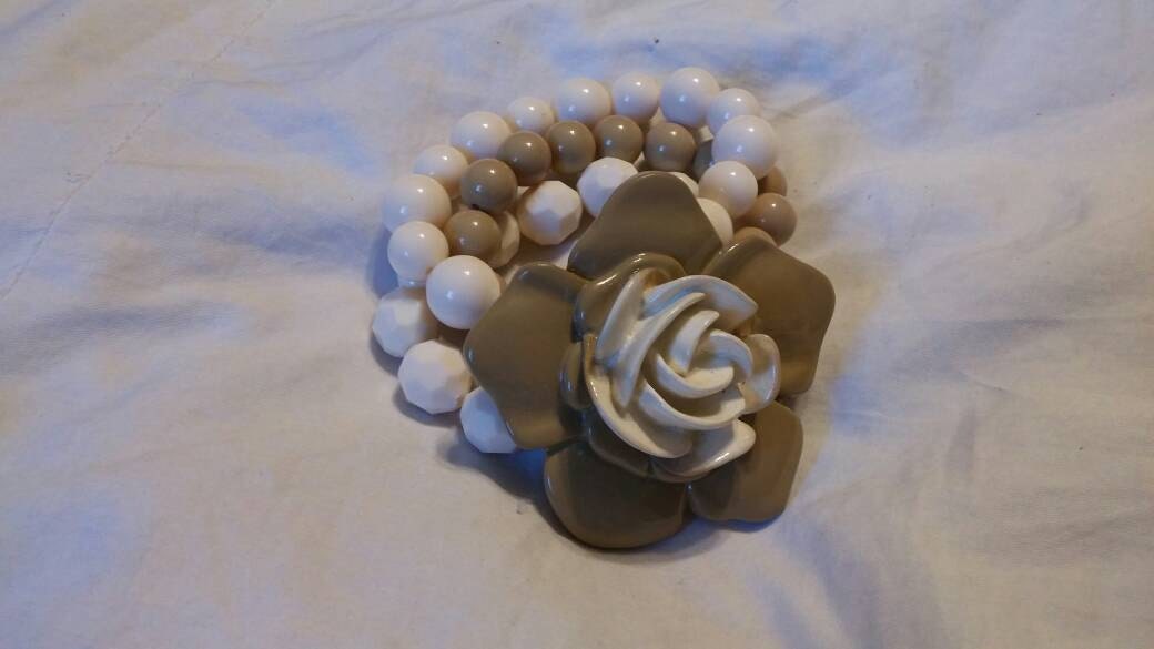 Sammlerstück Bling Weiße Und Hellbraune Perlen Erweiterbare Armband Mit Großer Kunststoff-Blüte Modeschmuck von EastIdahoCompany