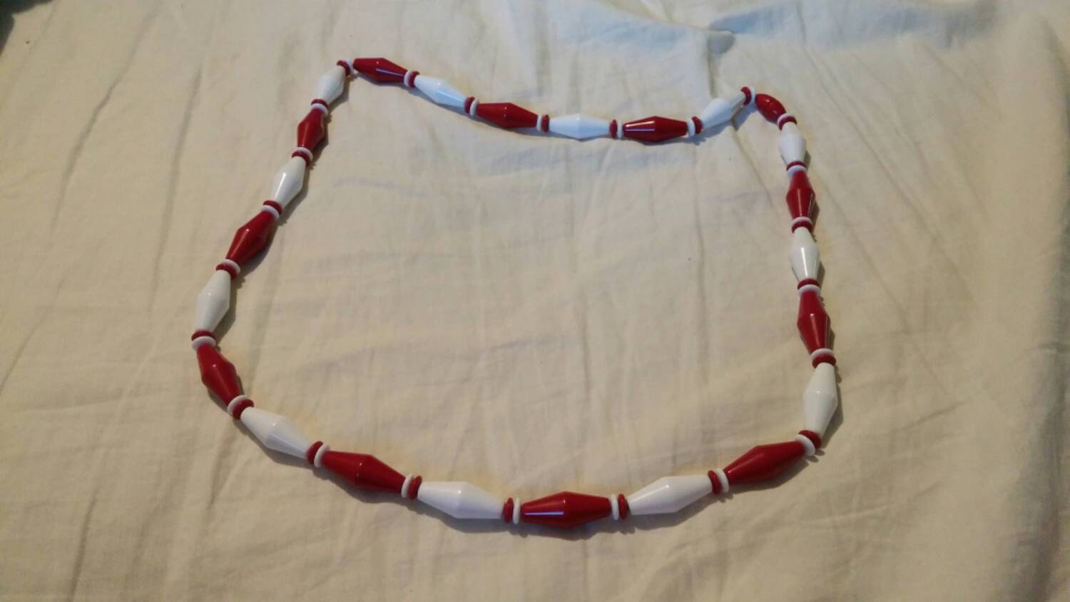 Sammlerstück Rot Und Weiß 26 Zoll Perlen Kunststoff Halskette Art Deco Stil Mit Twist On Verschluss von EastIdahoCompany
