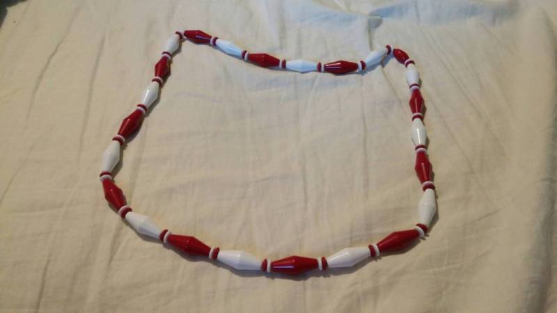 Sammlerstück Rot Und Weiß 26 Zoll Perlen Kunststoff Halskette Art Deco Stil Mit Twist On Verschluss von EastIdahoCompany