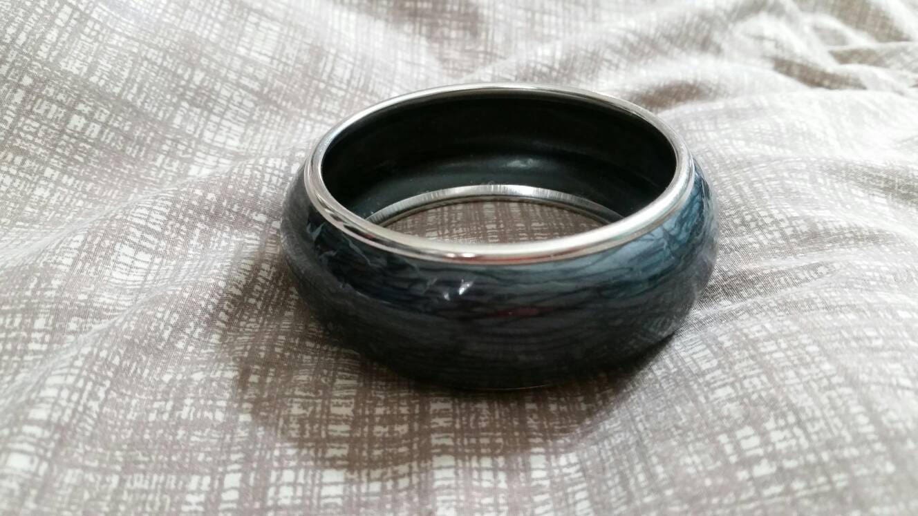 Sammlerstück Silber Getönt Und Schwarz Tier Haut Stil Breiter Armreif Armband Modeschmuck Mode Accessoire von EastIdahoCompany