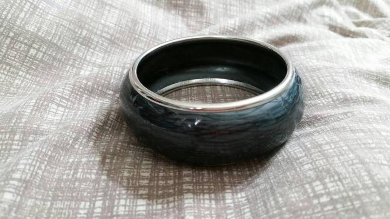 Sammlerstück Silber Getönt Und Schwarz Tier Haut Stil Breiter Armreif Armband Modeschmuck Mode Accessoire von EastIdahoCompany