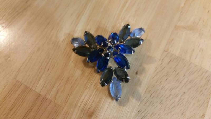 Sammlerstück Strass Und Blaue Blumenbrosche Oder Pin Kostüm Schmuck Mode-Accessoire von EastIdahoCompany