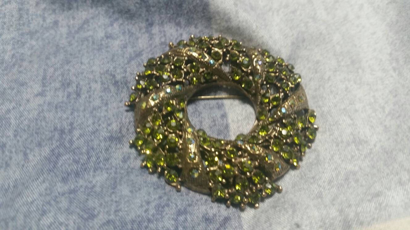 Schwarz Und Gold Getönten Limettengrün Strass Kranz Brosche Oder Pin Modeschmuck Mode-Accessoire von EastIdahoCompany