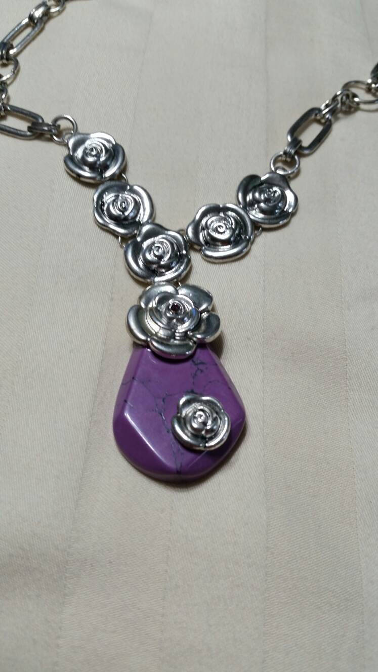 Silber Getönt Und Faux Stein Lila Kunststoff Anhänger 20-Zoll-Halskette Modeschmuck Mode-Accessoire von EastIdahoCompany