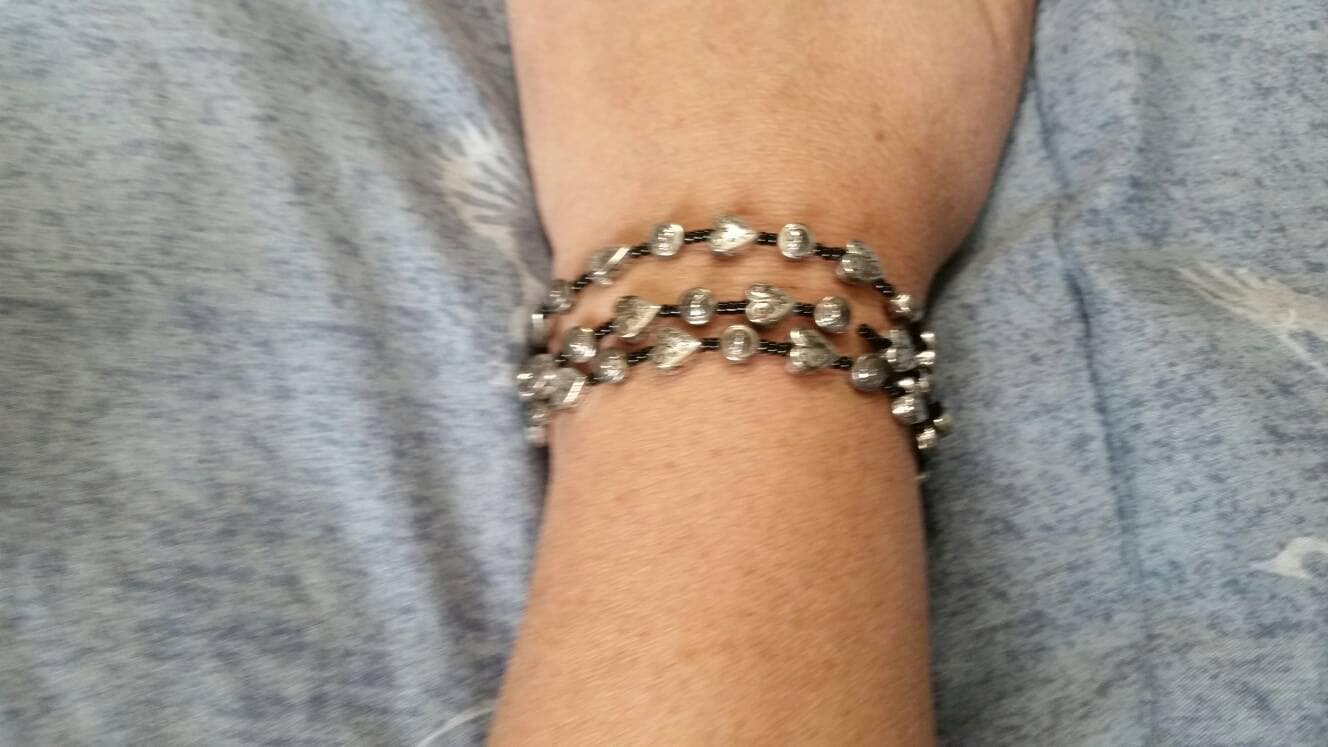 Silber Getönte Herz Bead 3 Strang Armband Preiswert Modeschmuck Mit D Verschluss von EastIdahoCompany