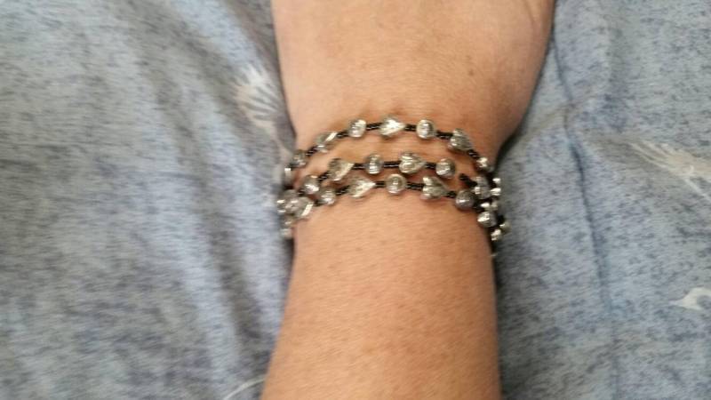 Silber Getönte Herz Bead 3 Strang Armband Preiswert Modeschmuck Mit D Verschluss von EastIdahoCompany