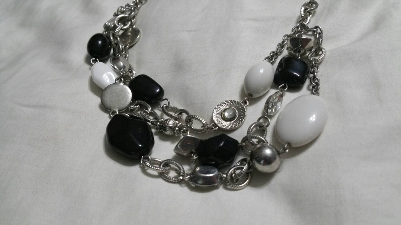Silberfarbene, Schwarz-Weiß-Perlen, Dreifach-strang-Halskette, Modeschmuck, Mode-Accessoire von EastIdahoCompany
