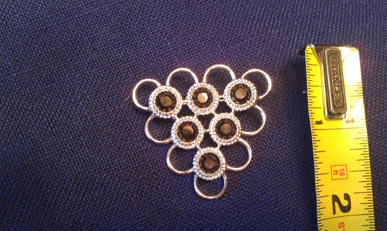 Silberfarbene Sarah Coventry Brosche Mit Schwarzen Steinen von EastIdahoCompany