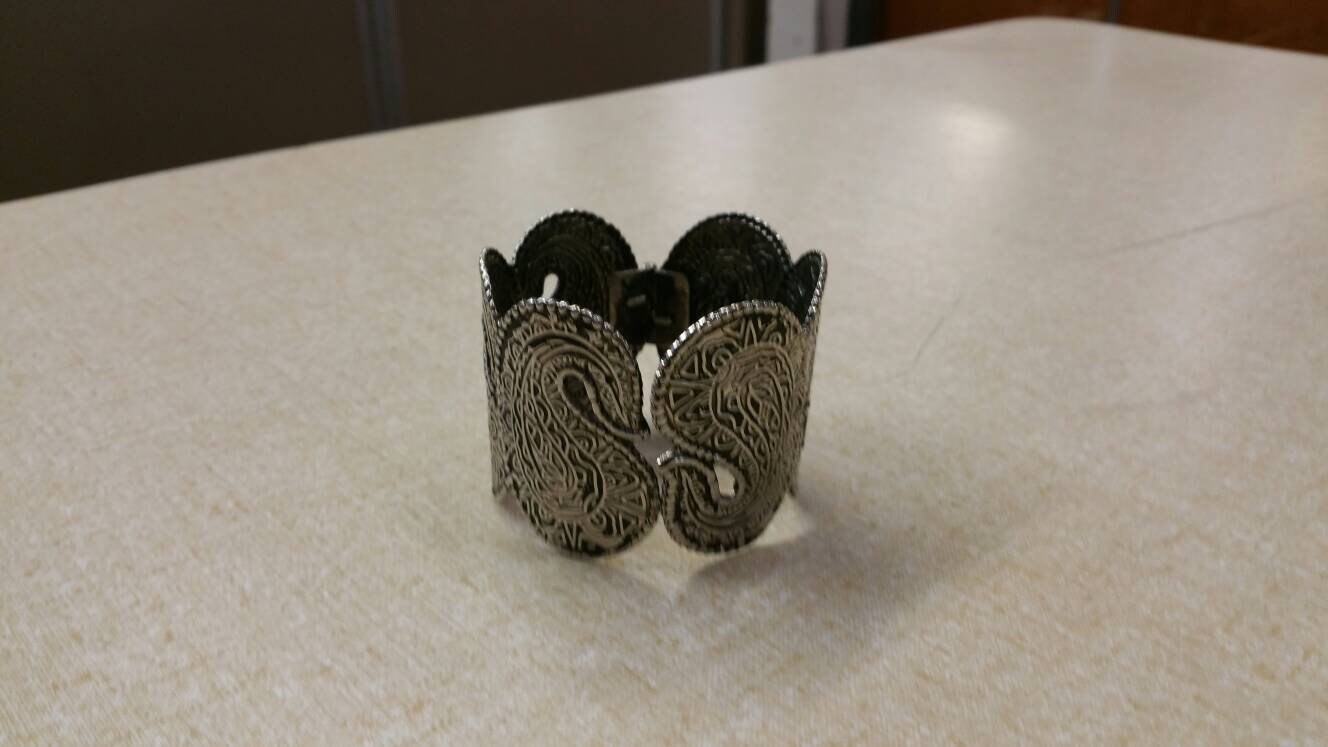 Silberfarbenes Armband, Paisley Design, Modeschmuck, Modeschmuck von EastIdahoCompany