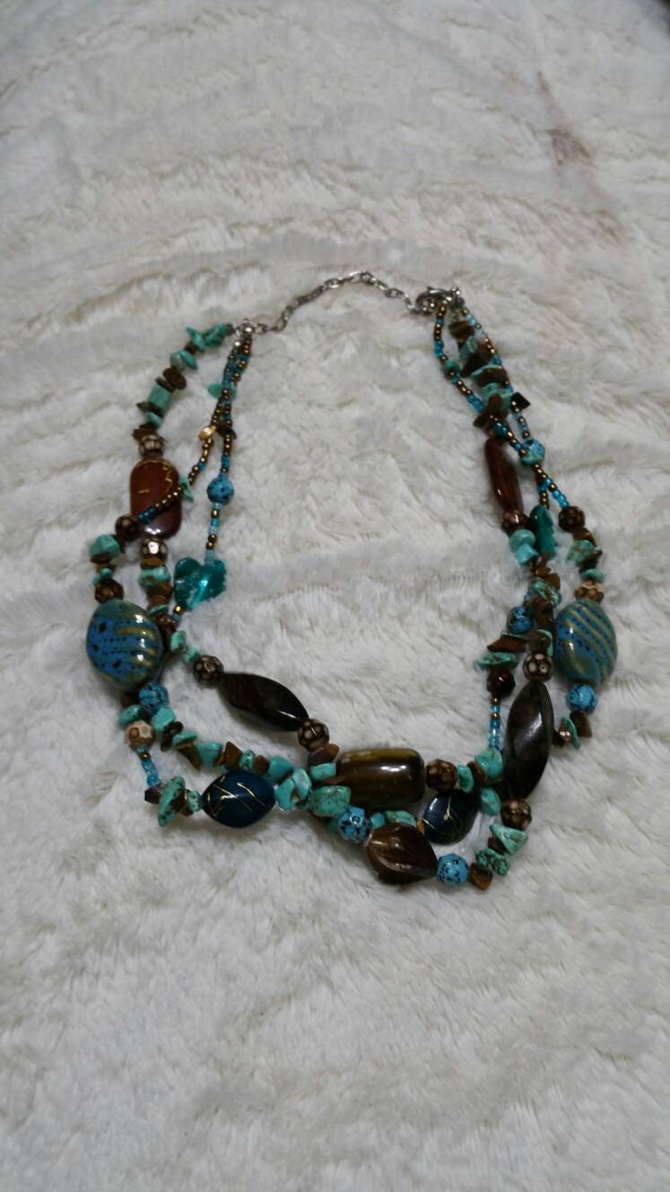 Southwestern Style Howlith Oder Faux Türkis, Braun Und Rot Perlen Mit Anhängern Triple Strang 18-Zoll-Halsketten Modeschmuck von EastIdahoCompany
