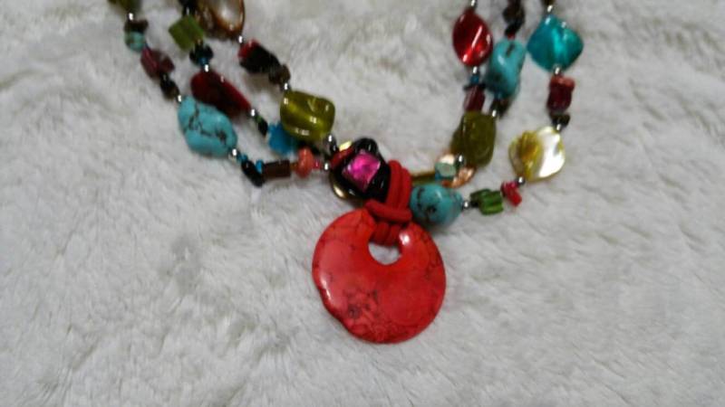 Southwestern Style Howlith Oder Faux Türkis, Braune Und Rote Perlen Roter Runder Anhänger Dreifachstrang 18-Zoll-Halskette Modeschmuck von EastIdahoCompany