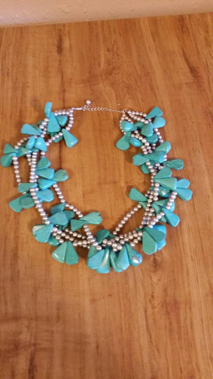 Southwestern Style Howlith Oder Faux Türkis Und Winzige Graue Perle 4 Strang 18 Zoll Halskette Modeschmuck Mode-Accessoire von EastIdahoCompany