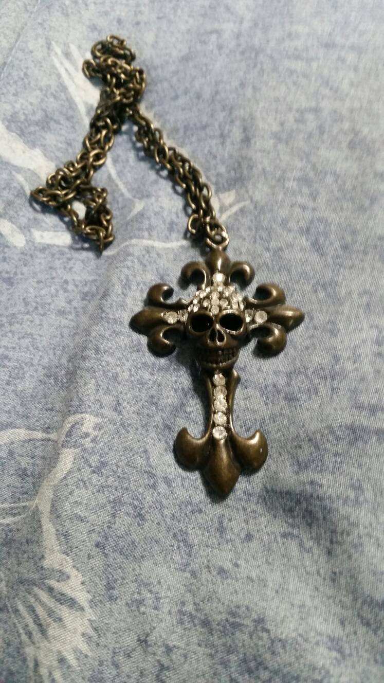 Steampunk-Stil Unisex Style Messing Getönten 22-Zoll-Halskette Mit Kreuz Schädel Und Strass Sammlerstück Bling Kette von EastIdahoCompany