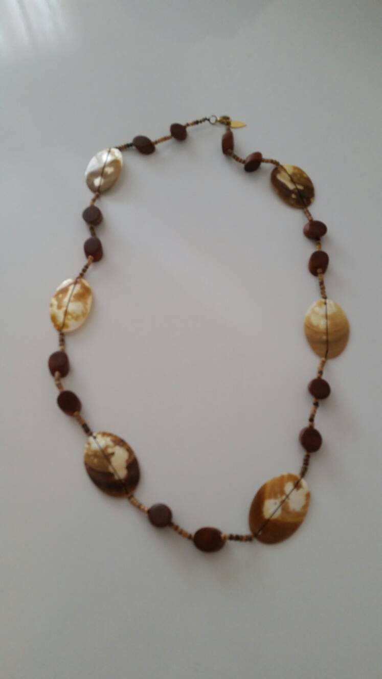 Vintage Coldwater Creek Off White Holz Und Shell Gold Getönten Perlen 34-Zoll-Halskette Modeschmuck Mode-Accessoire von EastIdahoCompany