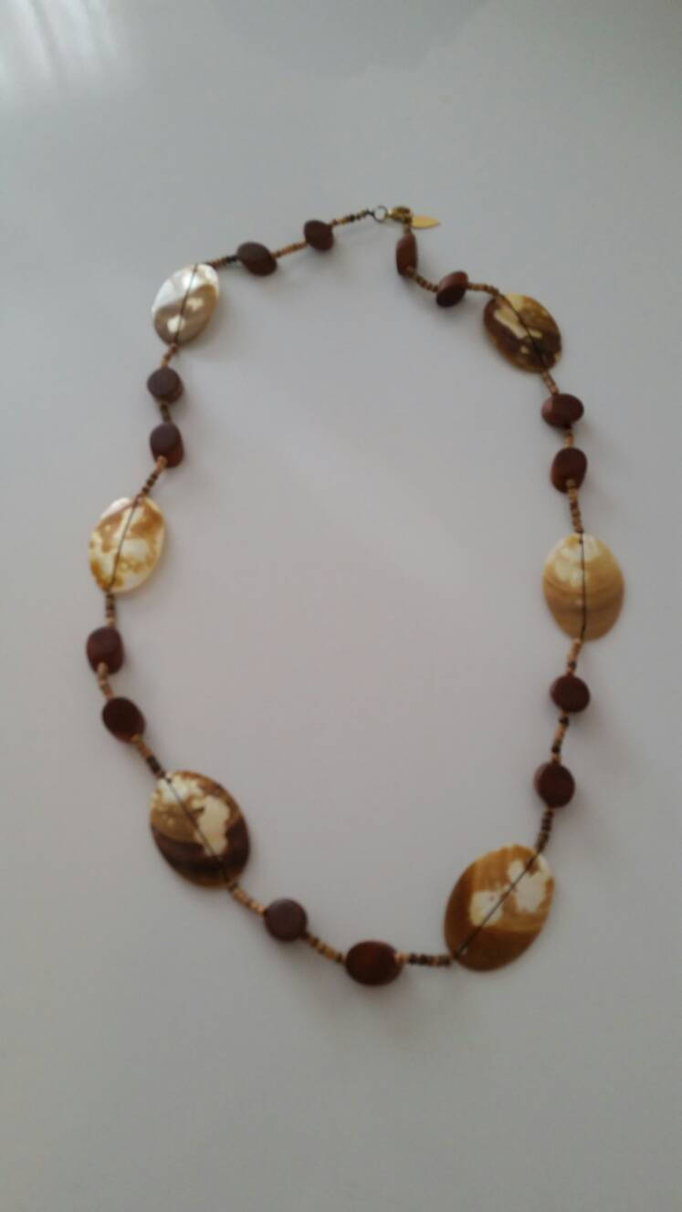 Vintage Coldwater Creek Off White Holz Und Shell Gold Getönten Perlen 34-Zoll-Halskette Modeschmuck Mode-Accessoire von EastIdahoCompany