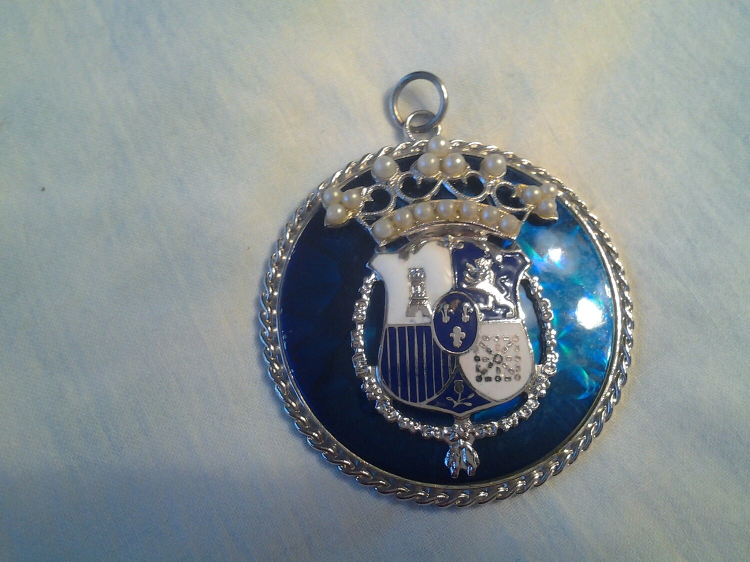 Vintage Schmuck Coro Crest Mit Wappen Und Silberfarbenen Blauen Anhänger von EastIdahoCompany