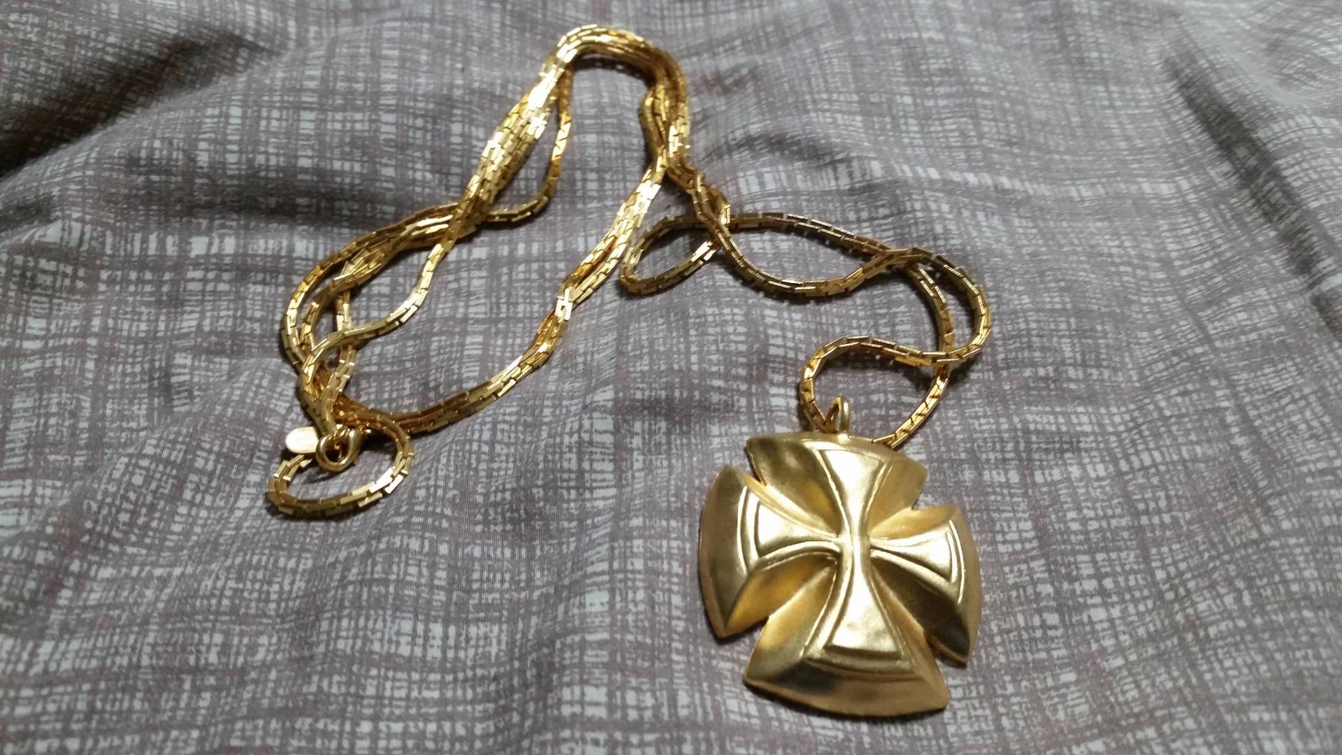 Vintage Signierte Linda Dawis Celtic Cross Gold Getönte 60 Halskette Kostüm Schmuck Mode Accessoire von EastIdahoCompany