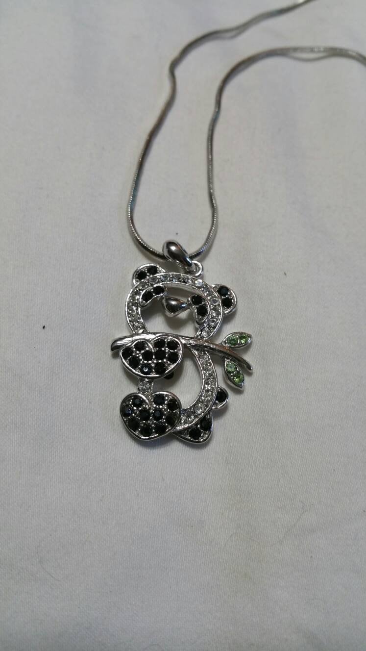 Weiß Und Schwarz Strass, Silberfarbener Kola Bär, 14-Zoll-Halskette, Modeschmuck, Modeschmuck von EastIdahoCompany