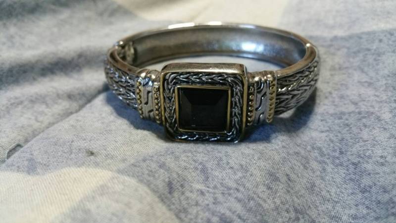 Zwei Getönte Verzierte Ovale Klammer Silber Und Gold Getönt Mit Schwarzen Bead Armreif Armband Geflochtenem Design Modeschmuck Western Style von EastIdahoCompany