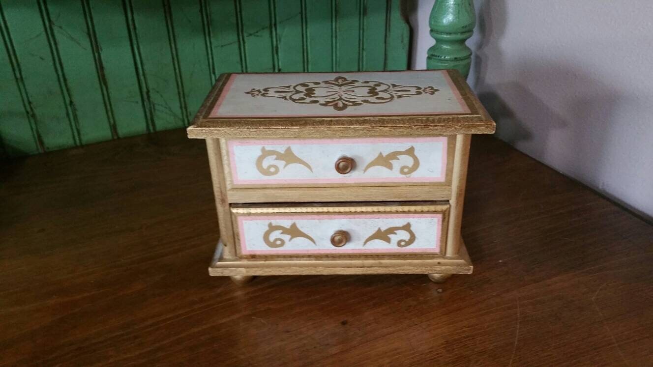 Zwei Schubladen, Florentiner, Rosa Und Gold Schmuckschatulle, Vintage Schlafzimmer Dekor von EastIdahoCompany