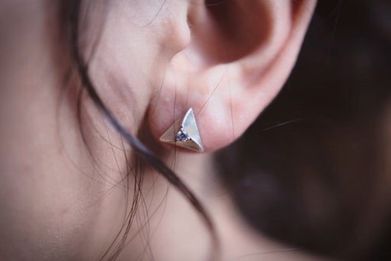 Sterling Silber Dreieck Ohrringe Cz Stud Twist Geometrie Damen Geschenk Von Osten-Link-Schmuck von EastLinkJewellery