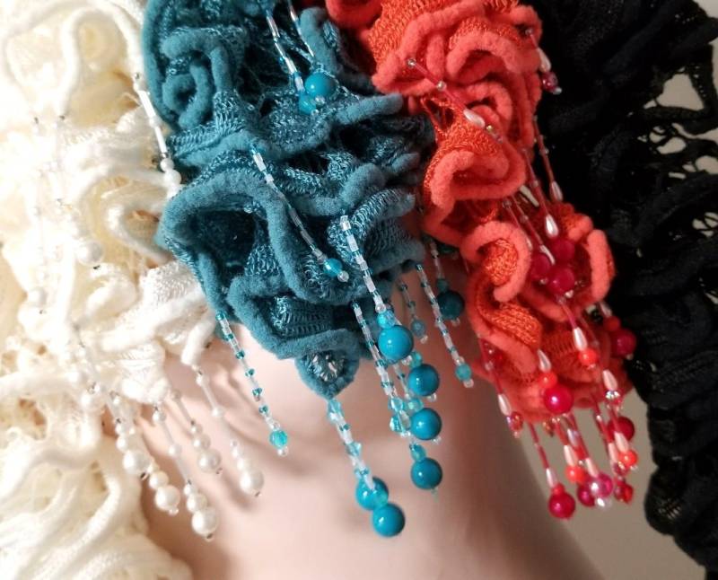 Rüschen Schal Handgestrickt Dekorativ Schön Elegant 175-190cm Langt Rüschenschal Gestrickt Funkelnde Perlen Geschenk-Idee Netzwolle von EastMOTIONdesign