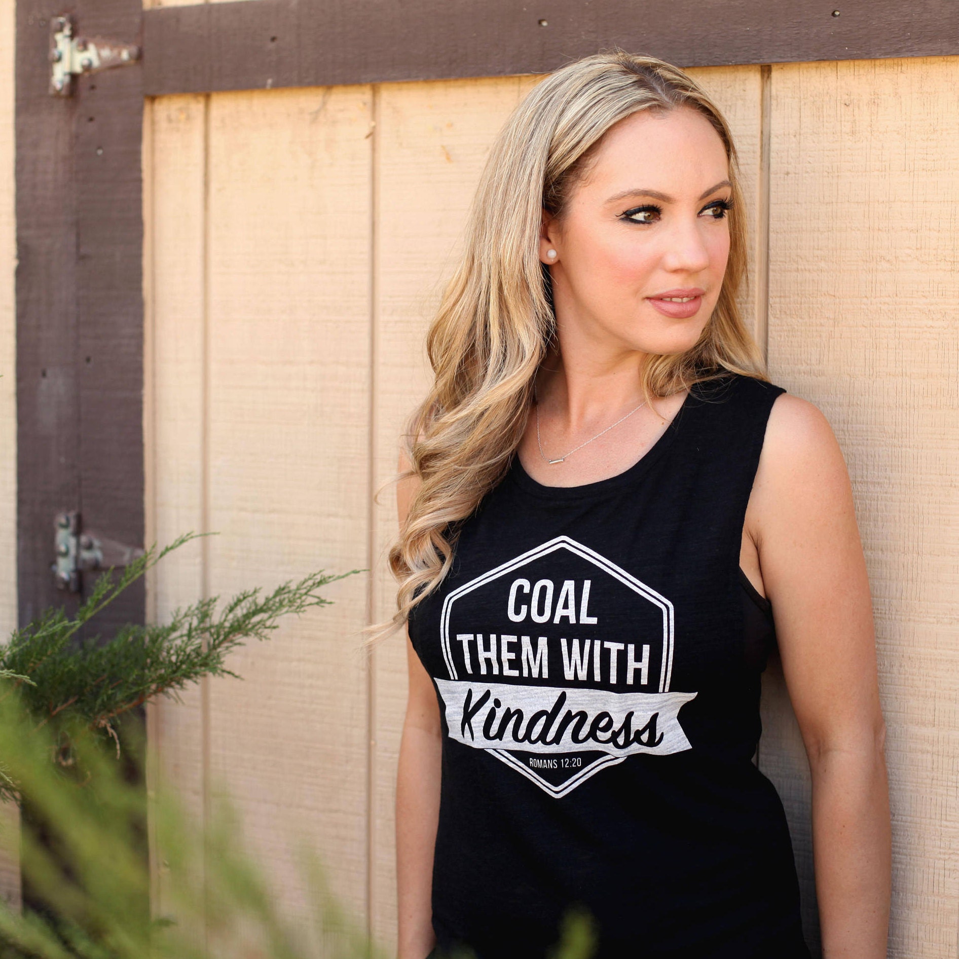 Coal Them With Kindness Rom. 1220 Christliche Kleidung, Jesus, Christliche T-Shirts, Töte Sie Mit Freundlichkeit von EastWestAvenue