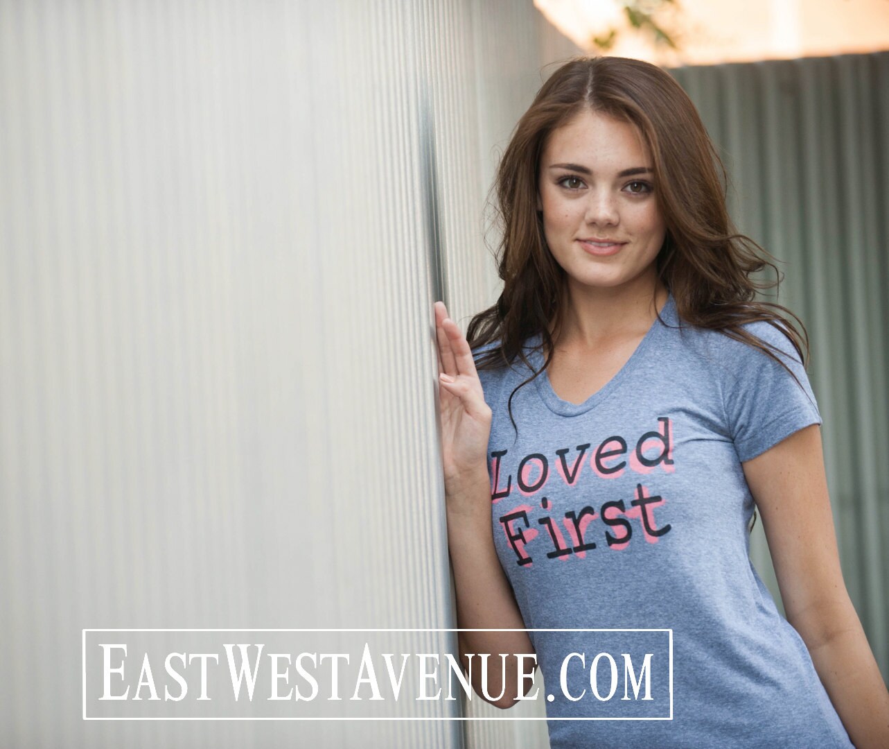 Geliebt Erste T-Shirt Christliche Kleidung, Jesus, Gott, Christian Apparel, Glaube, Heather Grey, Rosa & Schwarze Tinte, American 1 John 0419 von EastWestAvenue