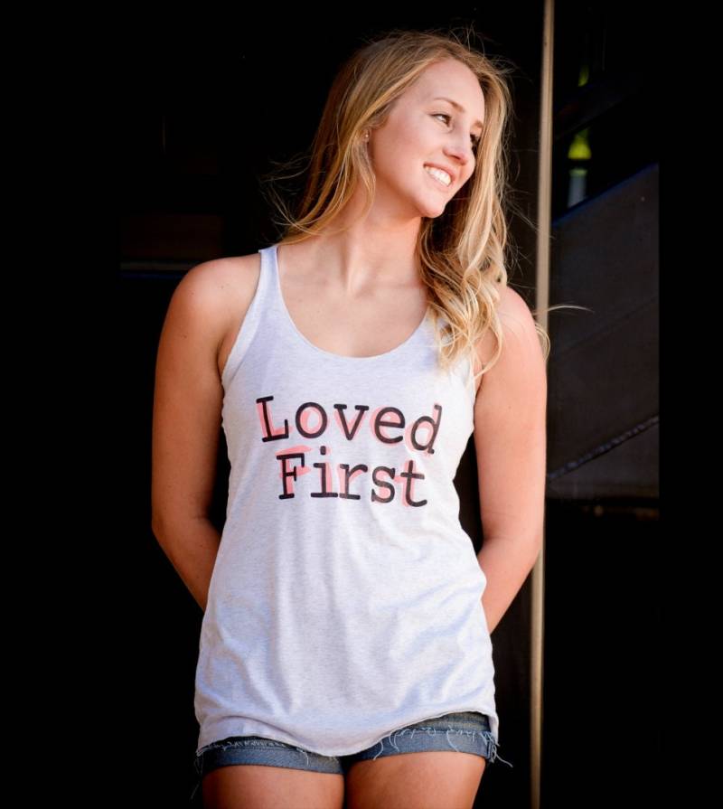 Jesus, Gott, Christian Apparel, Glauben, Liebte Ersten Tank Top Kleidung, Triblend, Heather White, Rosa & Schwarze Tinte, 1 John 0419 von EastWestAvenue